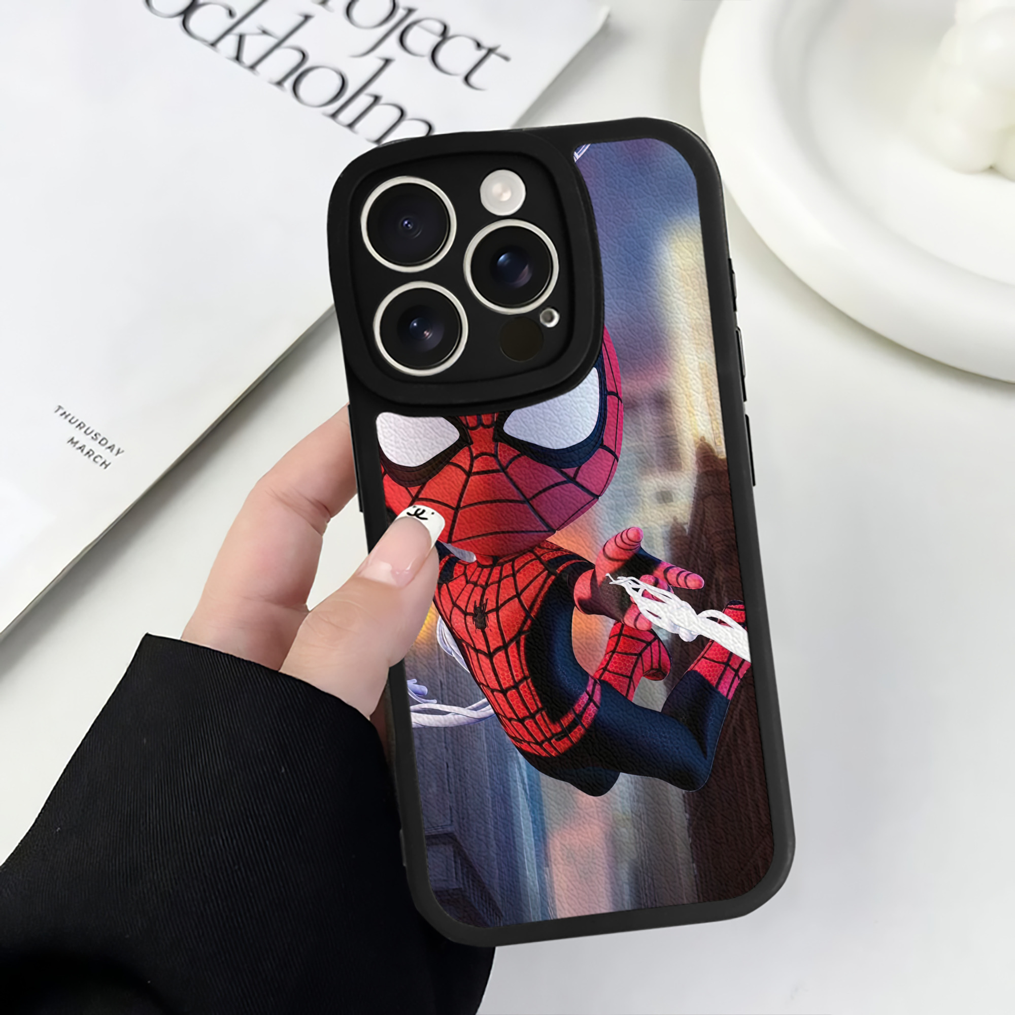 Spider Man スパイダーマン 【iPhone 16シリーズ対応】シリコンスマホケース（レザー調） 材質：シリコン